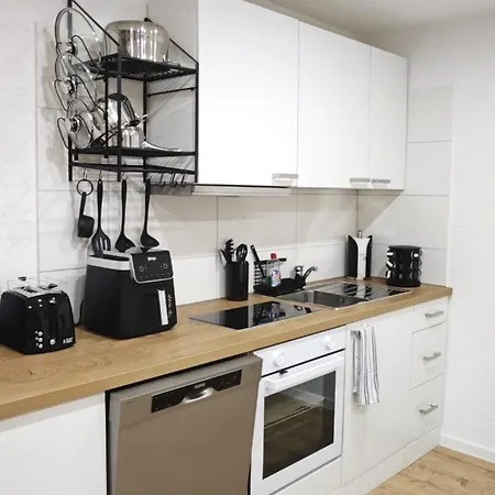 Danessi-business-apartment, Nahe Industriegebiet Und Koblenz, Wlan, Smart Tv Boxspringbett Mit Waipu, Vollausgestattete Kueche Uvm * Mülheim-Kärlich